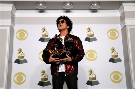 Bruno Mars pózuje s cenami Grammy
