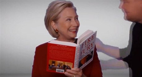 Hillary Clintonová pedítá z knihy Fire and Fury.