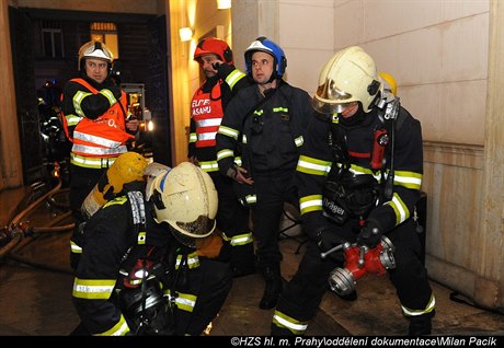 Vlevo je ředitel pražských hasičů Roman Hlinovský.