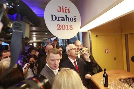 Jiří Drahoš pije víno ve svém volebním štábu.