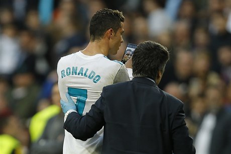 Cristiano Ronaldo sií kontroluje svůj vzhled na mobilu.