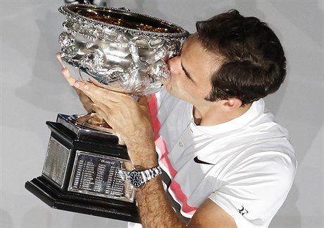 Roger Federer s pohárem.