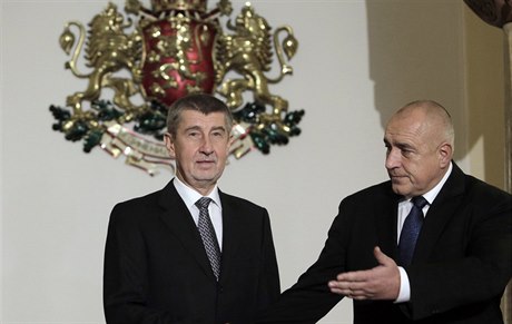 Bulharský premiér Bojko Borisov (vpravo) a eský premiér Andrej Babi.