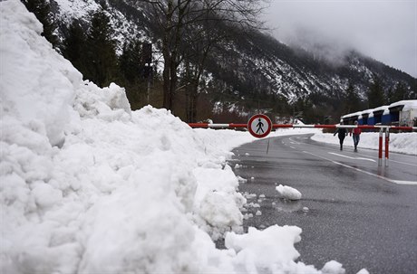 Lavina na jihovýchod Francie v blízkosti sedla Col de la Cayolle zabila tyi turisty.