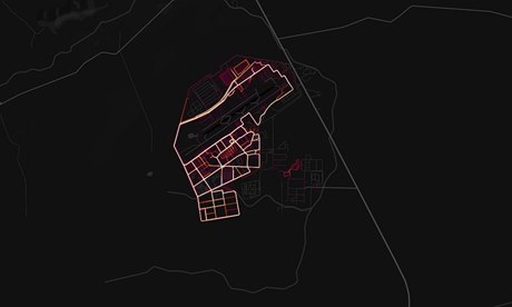 Snímek vojenské základny Kandahar se zaznamenaným pohybem voják z heatmapy...