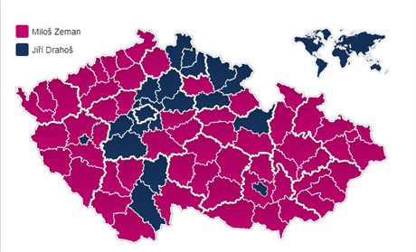 Modře zabarvený pás okresů, v nichž Jiří Drahoš zvítězil nad Milošem Zemanem.