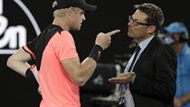 Brit Kyle Edmund a supervizor grandslamovch turnaj Andreas Egli.