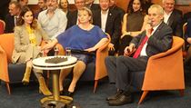 Miloš Zeman na tiskové konferenci po svém znovuzvolení. Po jeho boku sedí...