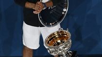 Marin Čilič přihlíží radosti Rogera Federera.