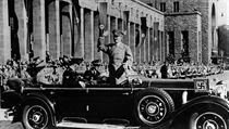 Adolf Hitler zdraví ze svého mercedesu dav ve Stuttgartu v dubnu 1938.