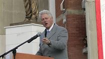 Exprezident Bill Clinton se v Kosovu zastnil odhalen sv sochy.