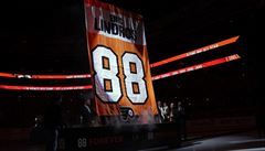 Hokejový tým Philadelphie Flyers vytáhl dres Erika Lindrose slavnostn ke...