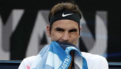 výcar Roger Federer v zápase proti Tomái Berdychovi.