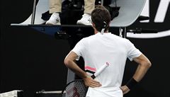 výcar Roger Federer ve tvrtfinále Australian Open proti Tomái Berdychovi...