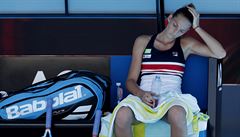 Karolína Plíková v prbhu tvrtfinále Australian Open proti Simon Halepové.