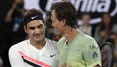 Roger Federer a Tomá Berdych po tvrtfinále Australian Open, které ovládl...