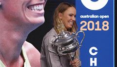 Dánka Caroline Wozniacká pichází na tiskovku po triumfu na Australian Open...