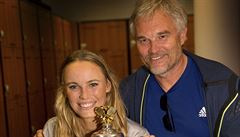 Dánka Caroline Woznická s otcem Piotrem a trofejí pro ampionku Australian Open...