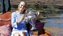 Dánka Caroline Wozniacká s vysnnou grandslamovou trofejí poté, co ovládla...