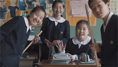 D�ti p�ed vyu�ovací hodinou korej�tiny