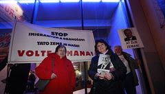 P�íznivci stávajícího prezidenta p�ed televizní debatou.