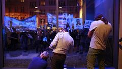 Lidé s transparenty ped Hudebním divadlem Karlín, kde se odehraje debata dvou...