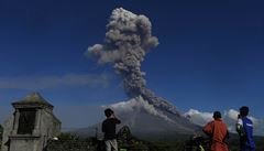 Dti fotografující sopku Mayon.