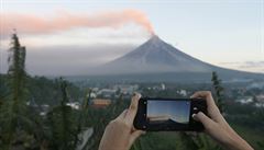 Lidé si zden fotí soptící Mayon na Filipínách.