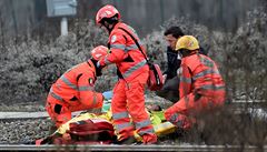 Záchranáři ošetřují jednoho ze zraněných po vykolejení vlaku. | na serveru Lidovky.cz | aktuální zprávy