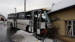 Na Zlnsku narazil autobus do domu, devt lid utrplo zrann