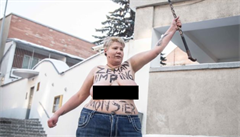 ‚Zeman kulhavá příšera.‘ Aktivistka hnutí Femen protestovala v Kyjevě proti prezidentovi