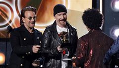 Bono a Edge pedávají cenu Bruno Marsovi