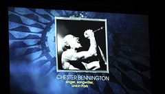 Vzpomínka na zesnulého zpváka Chestera Benningtona na Grammy.