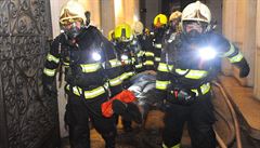 V centru Prahy hořel hotel, čtyři mrtví, devět zraněných. Hasiči celkem evakuovali 40 osob