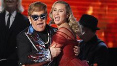Veselé duo. Vedle slavného Eltona Johna si na pódiu zazpívala Miley Cyrusová.