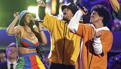 Bruno Mars a Cardi B vystoupili na Grammy s písní Finesse.