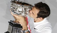 Roger Federer s pohárem.
