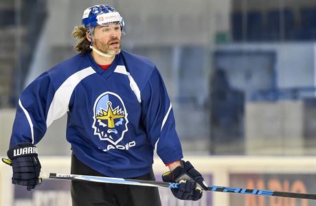 Hokejov tonk Jaromr Jgr v kladenskm dresu.