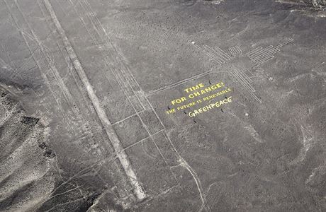 Aktivistick skupina Greenpeace burcuje npisem na desce Nazca. Perunsk vlda...