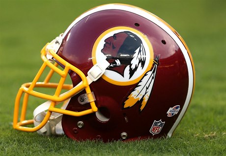 Helma hráe z týmu Washington Redskins.