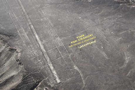 Aktivistická skupina Greenpeace burcuje nápisem na desce Nazca. Peruánská vláda...
