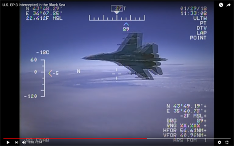 Ruský stíhací letoun se prohnal v extrémní blízkosti amerického stroje nad...