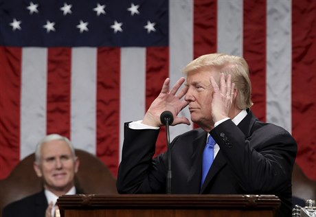 Donald Trump během projevu hodně gestikuloval.