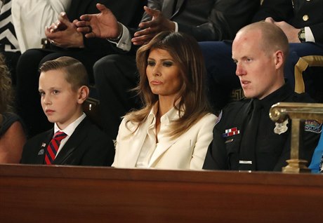 Melania Trumpová bhem projevu prezidenta.