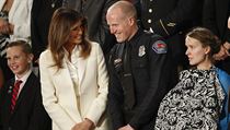 Prvn dma Melania Trumpov hovo s policistou z Albuquerque Ryanem Holetsem a...