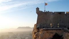 Hrad a msto Alicante v zapadajícím slunci (leden 2018 panlsko)