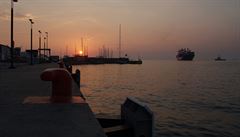 Západ slunce s lodí piplouvající do pístavu Koper (záí 2016 Slovinsko)