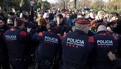 A 1000 demonstrant proniklo k budov katalánského parlamentu.