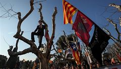 Nkolik stovek píznivc katalánského expremiéra Carlese Puigdemonta v úterý...