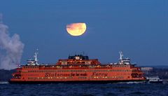 Krvavá luna svítí na newyorský záliv.